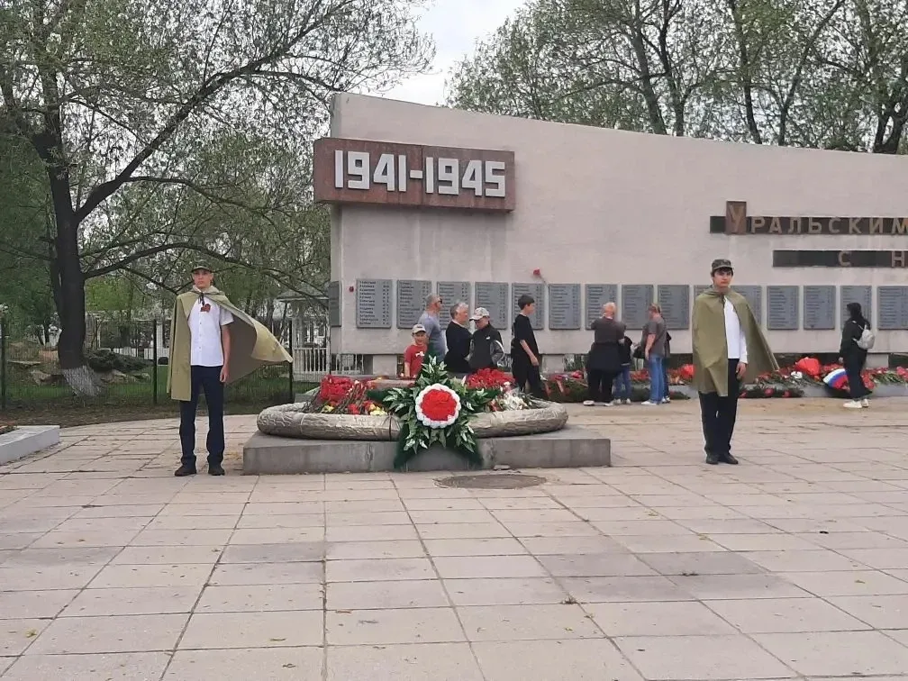 Сегодня, 9 мая 2026 года, учащиеся 8а и 7д классов Средней школы №34 заступили на Пост №1, чтобы поч