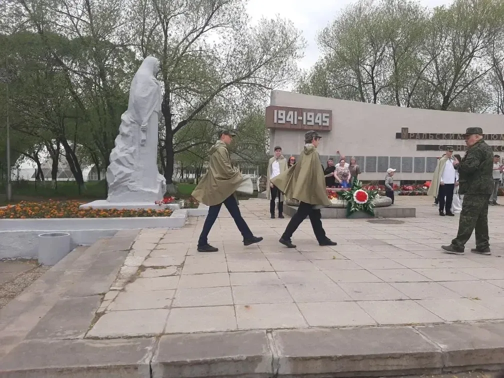 Сегодня, 9 мая 2026 года, учащиеся 8а и 7д классов Средней школы №34 заступили на Пост №1, чтобы поч