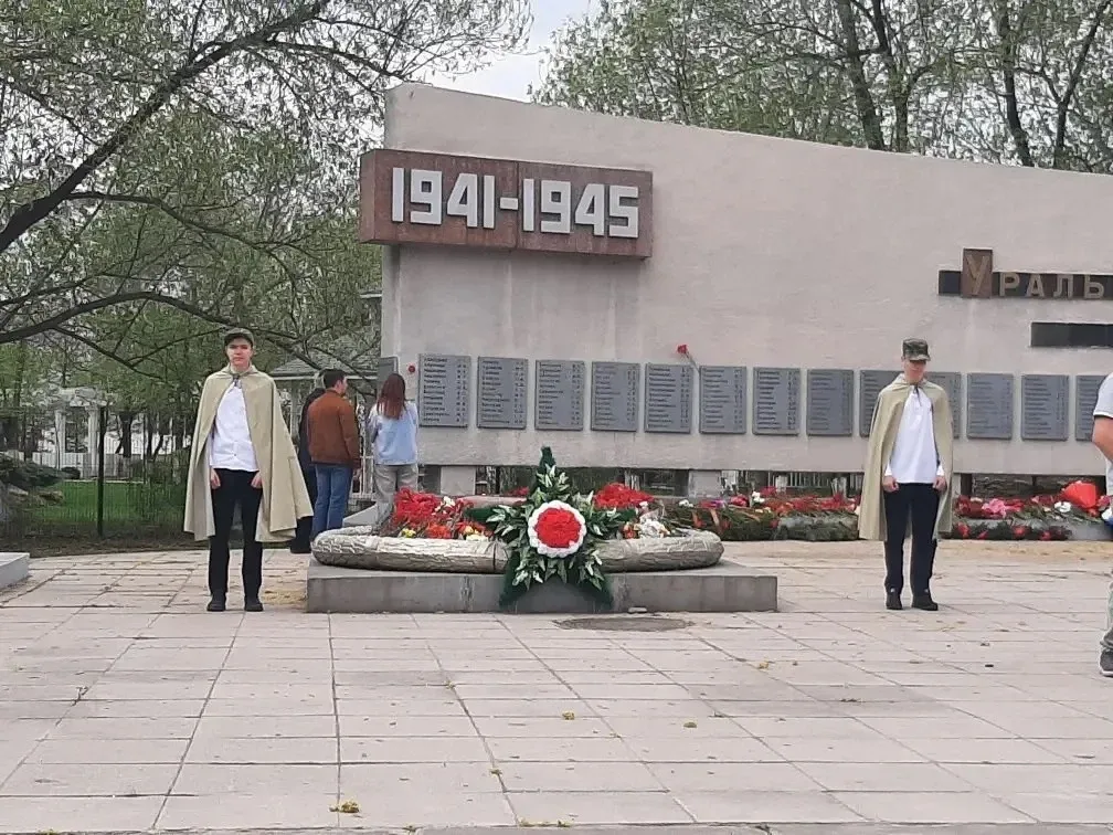 Сегодня, 9 мая 2026 года, учащиеся 8а и 7д классов Средней школы №34 заступили на Пост №1, чтобы поч