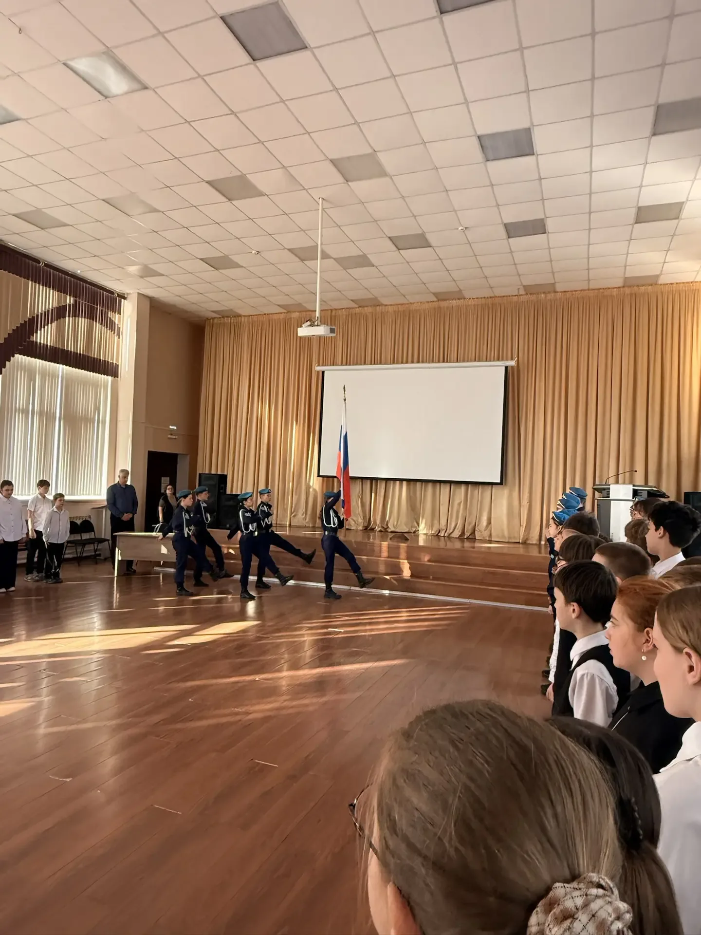 Неделя начинается с традиционного поднятия флага кадетами 7 взвода.
