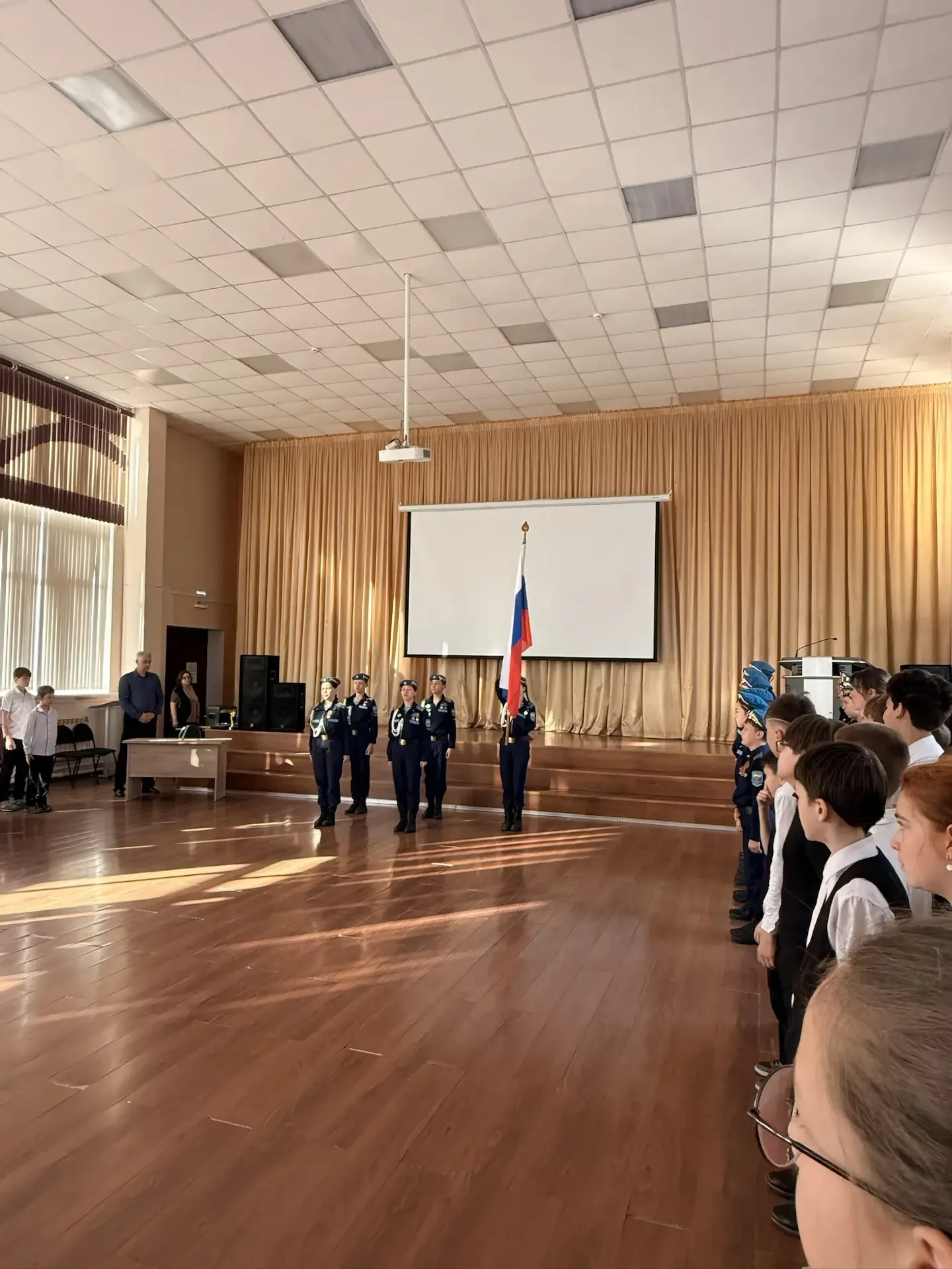 Неделя начинается с традиционного поднятия флага кадетами 7 взвода.