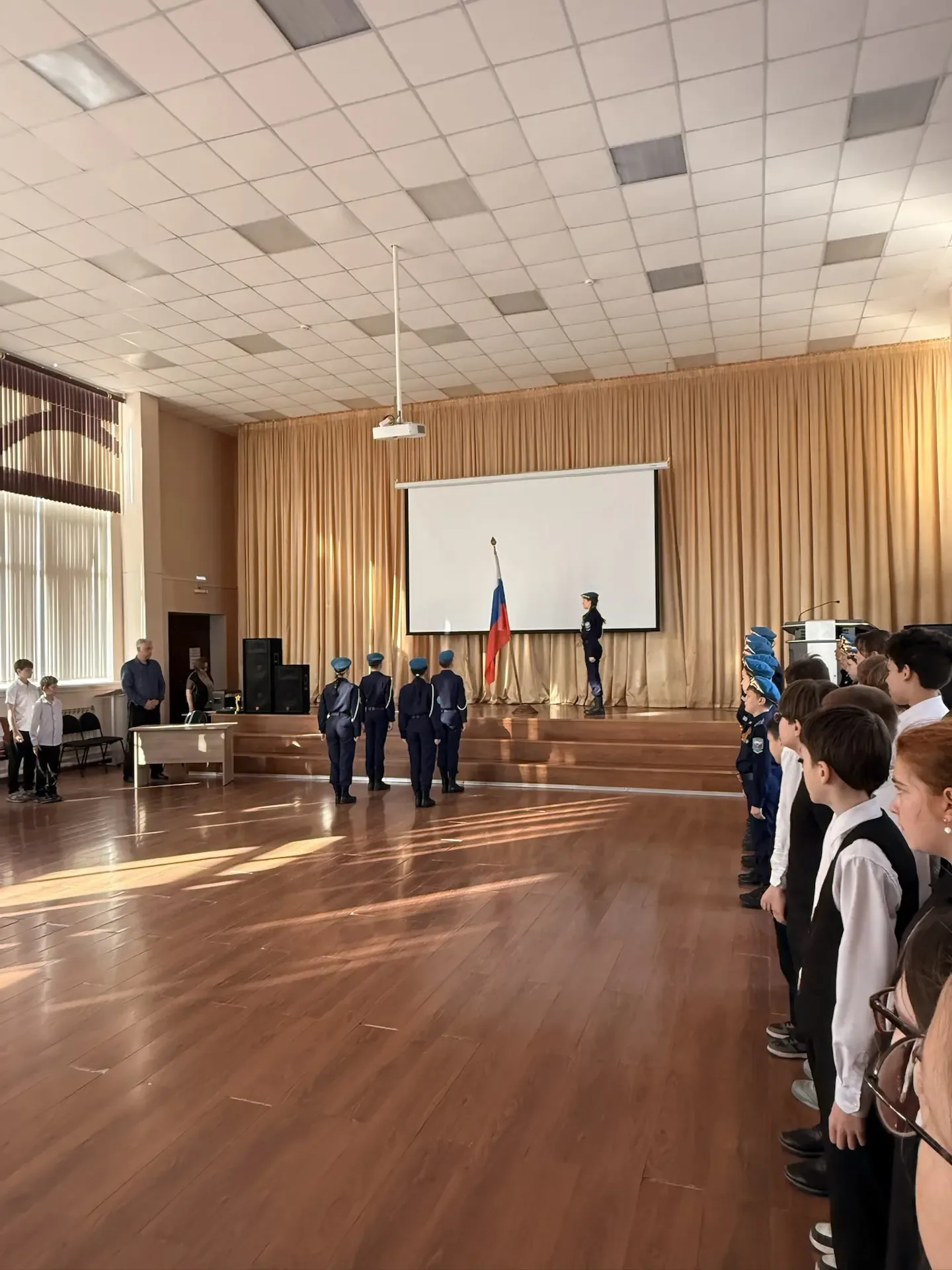 Неделя начинается с традиционного поднятия флага кадетами 7 взвода.