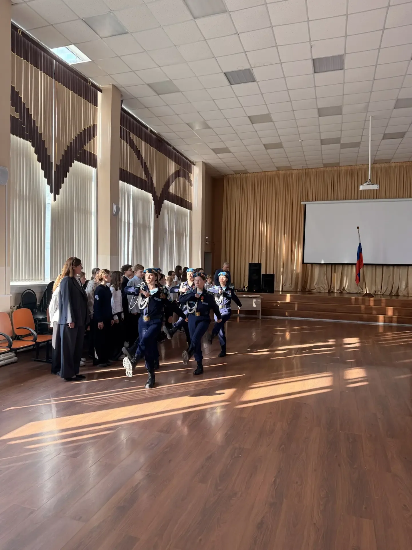 Неделя начинается с традиционного поднятия флага кадетами 7 взвода.
