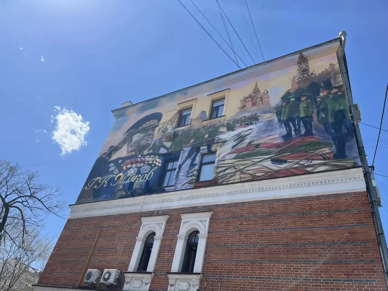 🎖️ Память о великом полководце — в сердце города! ⁣ 8 мая 2026 года кадеты 5 и 7 взводов нашей школы