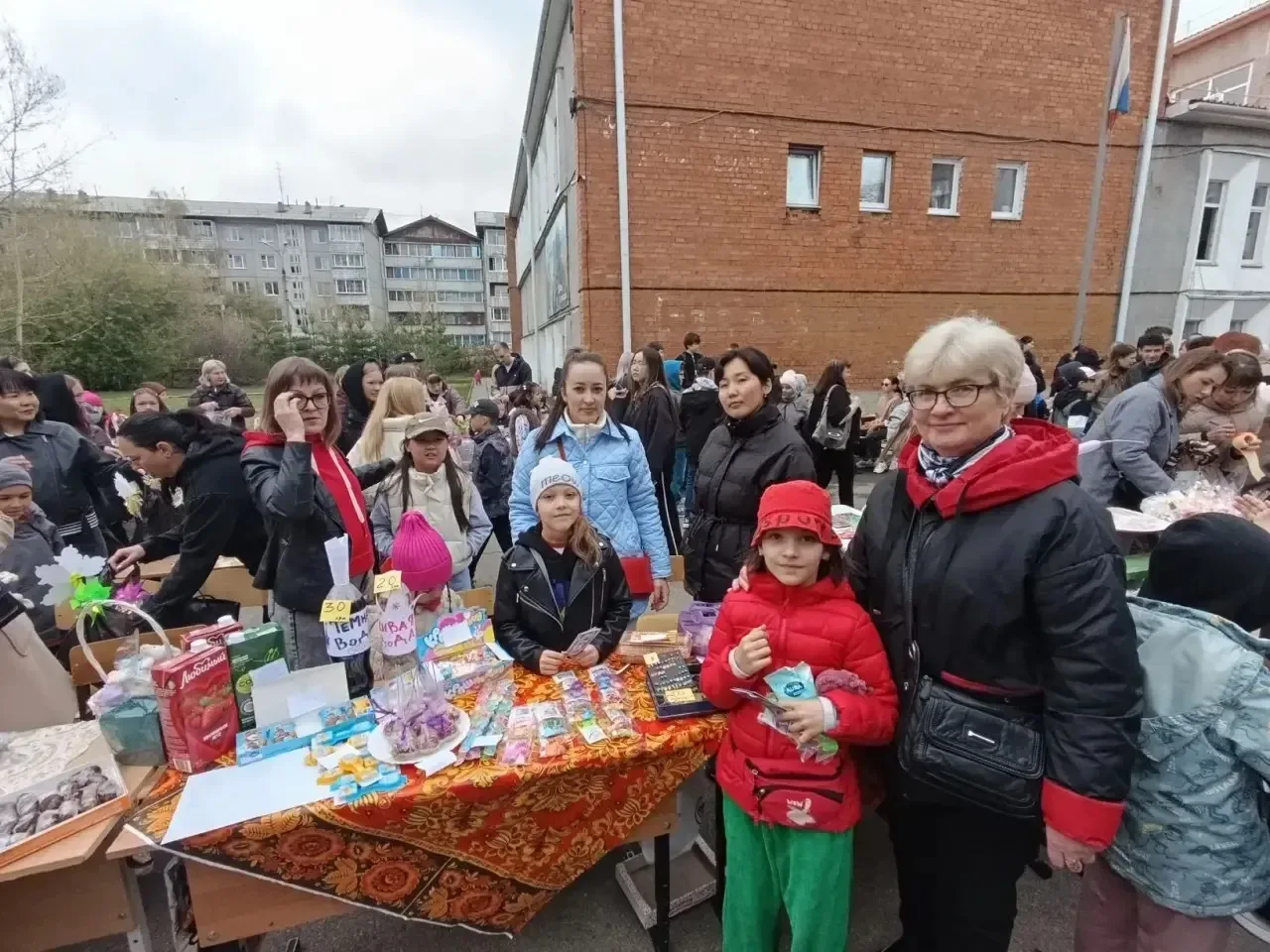 ❤️ Спасибо, что вы с нами! ❤️  Сегодня в школе прошла Благотворительная ярмарка «Мы вместе».  Сегодн