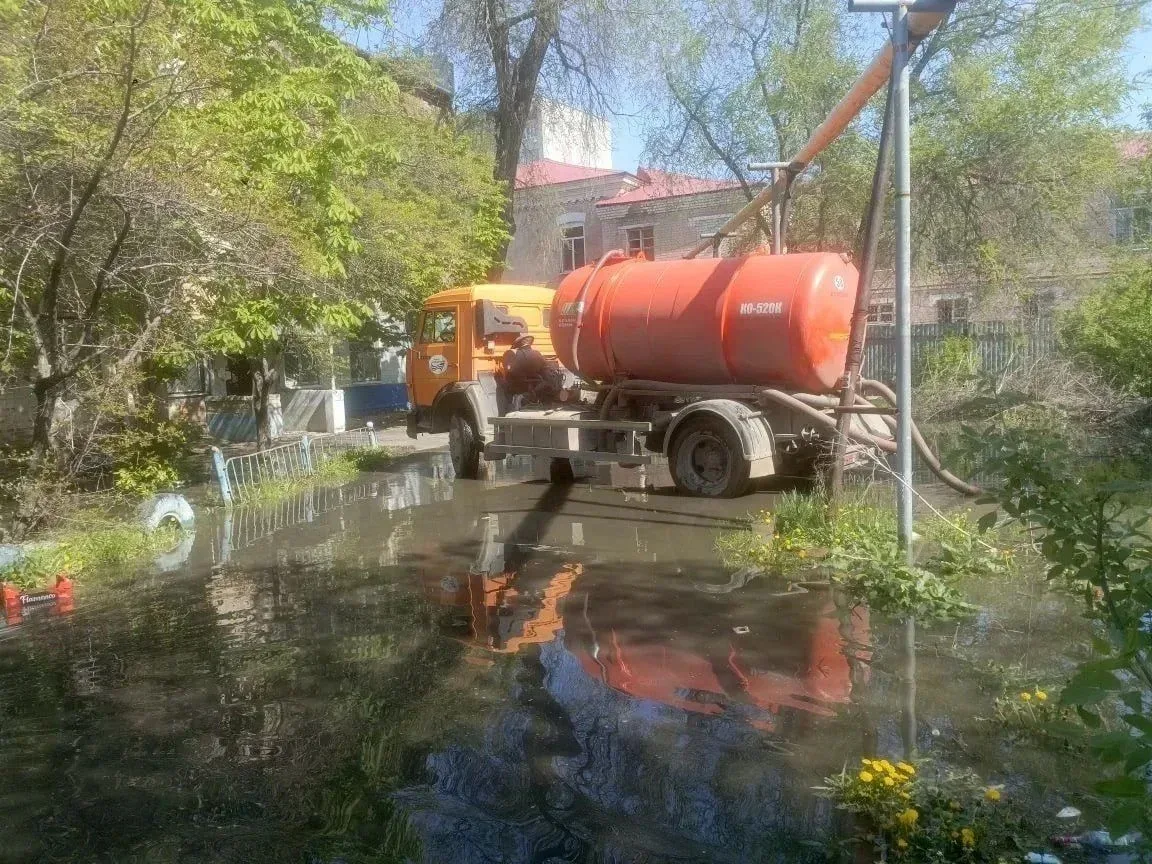 Энгельс утонул в фекалиях — после аварии на коллекторе в городе ввели режим ЧС.  Ливни добили систем