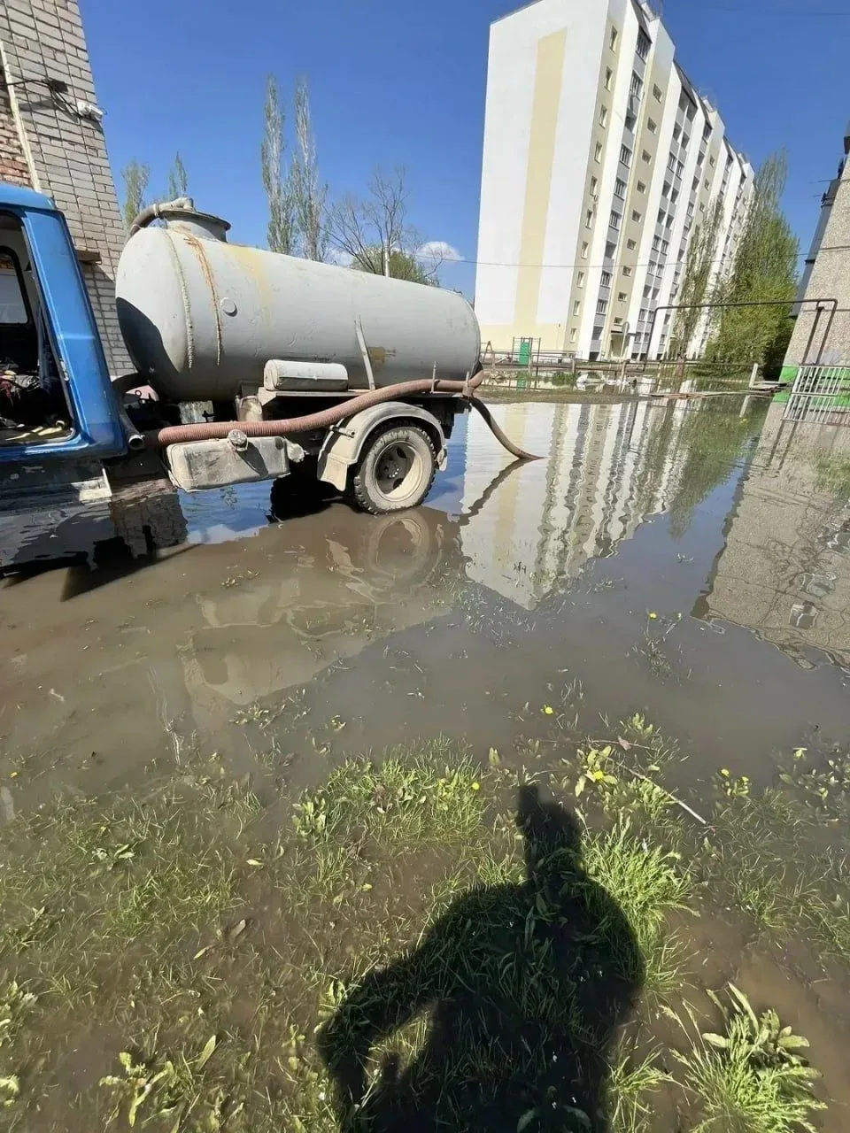 Энгельс утонул в фекалиях — после аварии на коллекторе в городе ввели режим ЧС.  Ливни добили систем