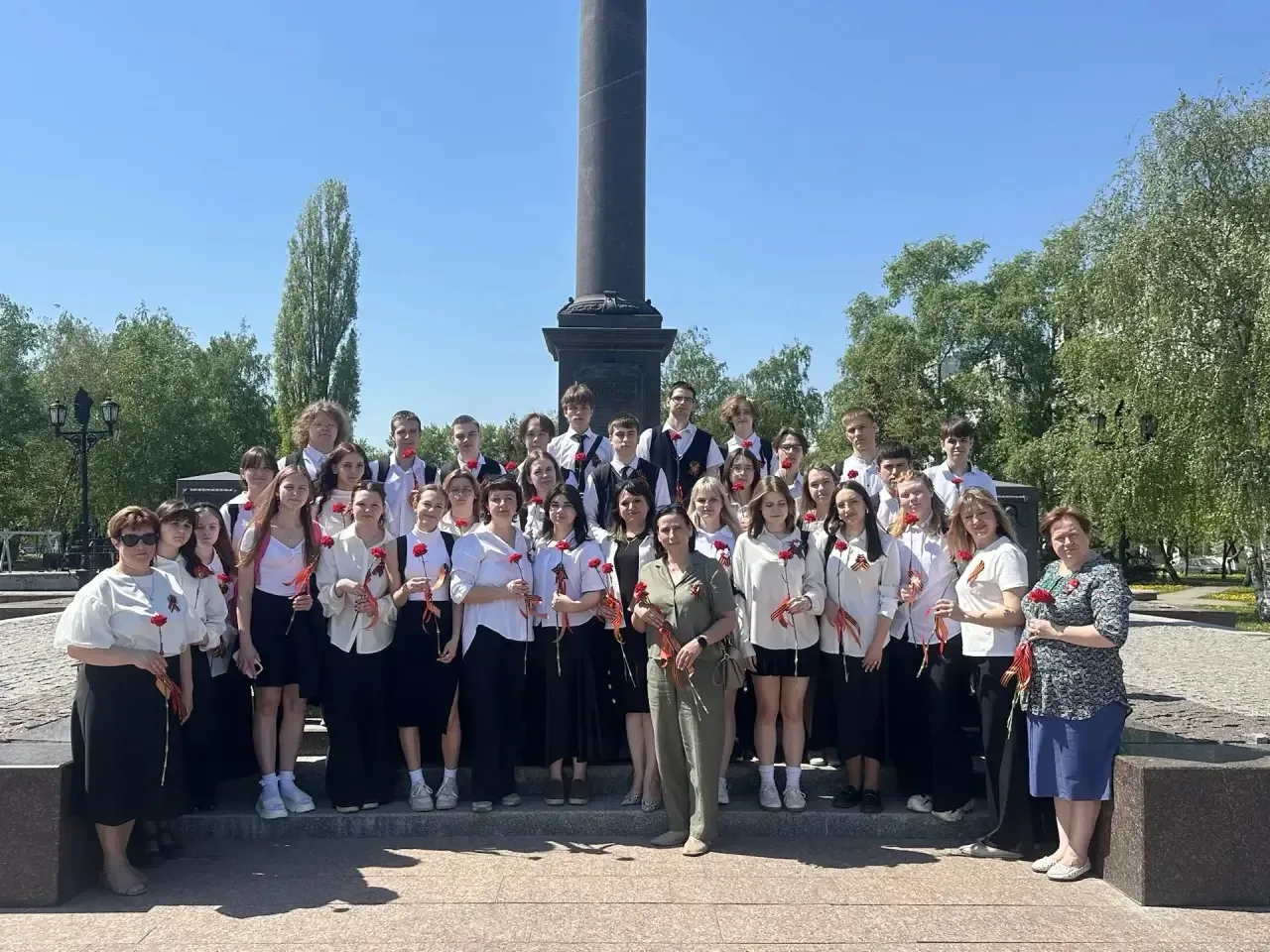 🎗️ Храним подвиг в сердцах…  В канун Дня Победы наши ученики и педагоги #Школы30 пришли на Площадь П