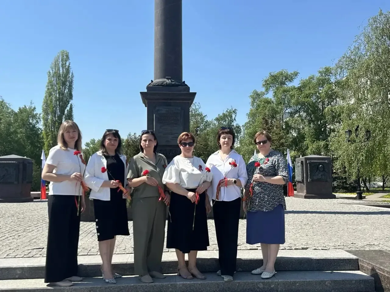 🎗️ Храним подвиг в сердцах…  В канун Дня Победы наши ученики и педагоги #Школы30 пришли на Площадь П