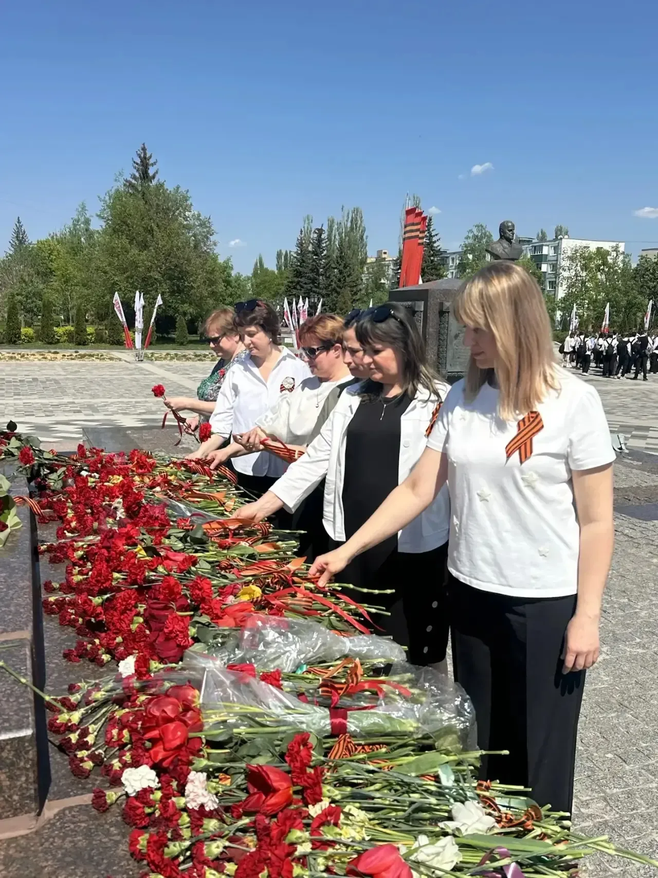 🎗️ Храним подвиг в сердцах…  В канун Дня Победы наши ученики и педагоги #Школы30 пришли на Площадь П
