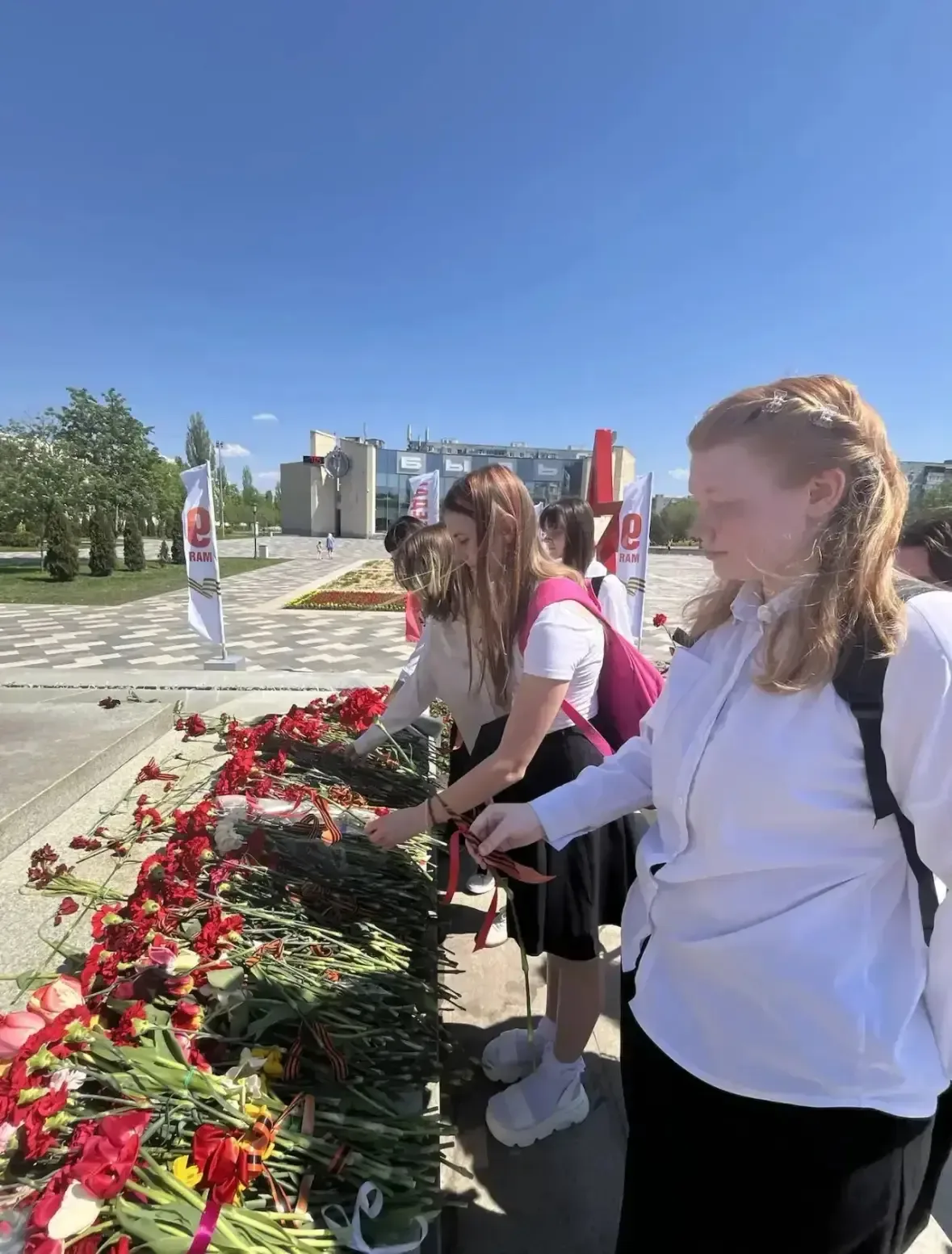 🎗️ Храним подвиг в сердцах…  В канун Дня Победы наши ученики и педагоги #Школы30 пришли на Площадь П