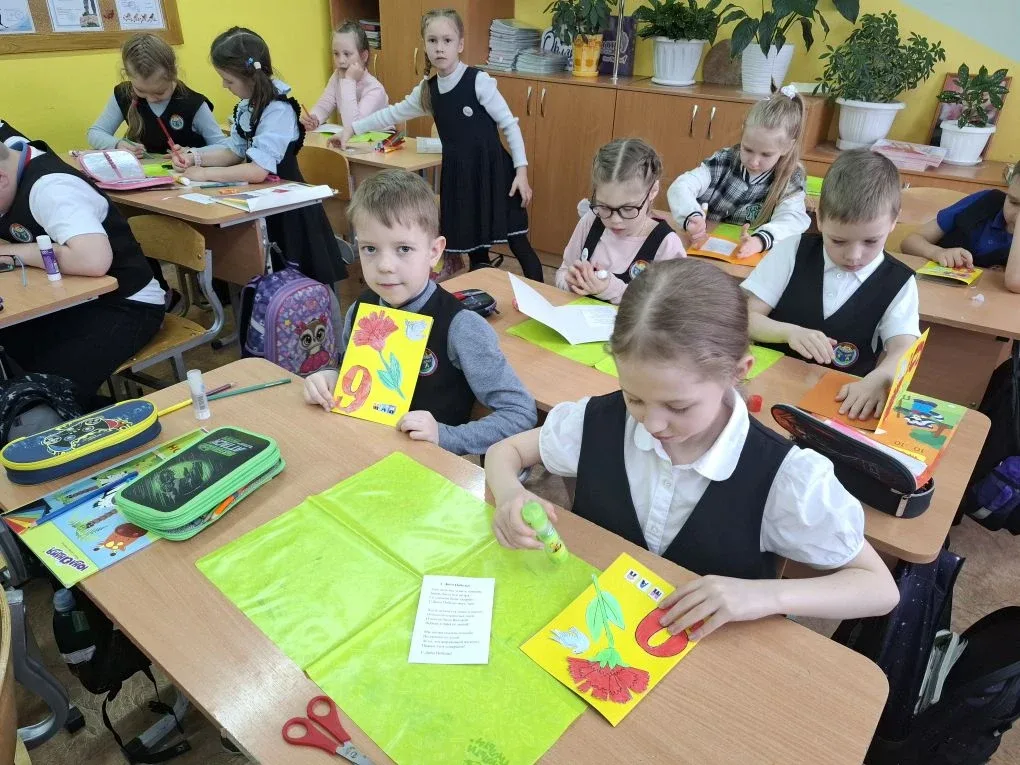 Акция «Открытка ветерану» 📝В преддверии Дня Победы совместно с «Движением Первых» наши школьники уча