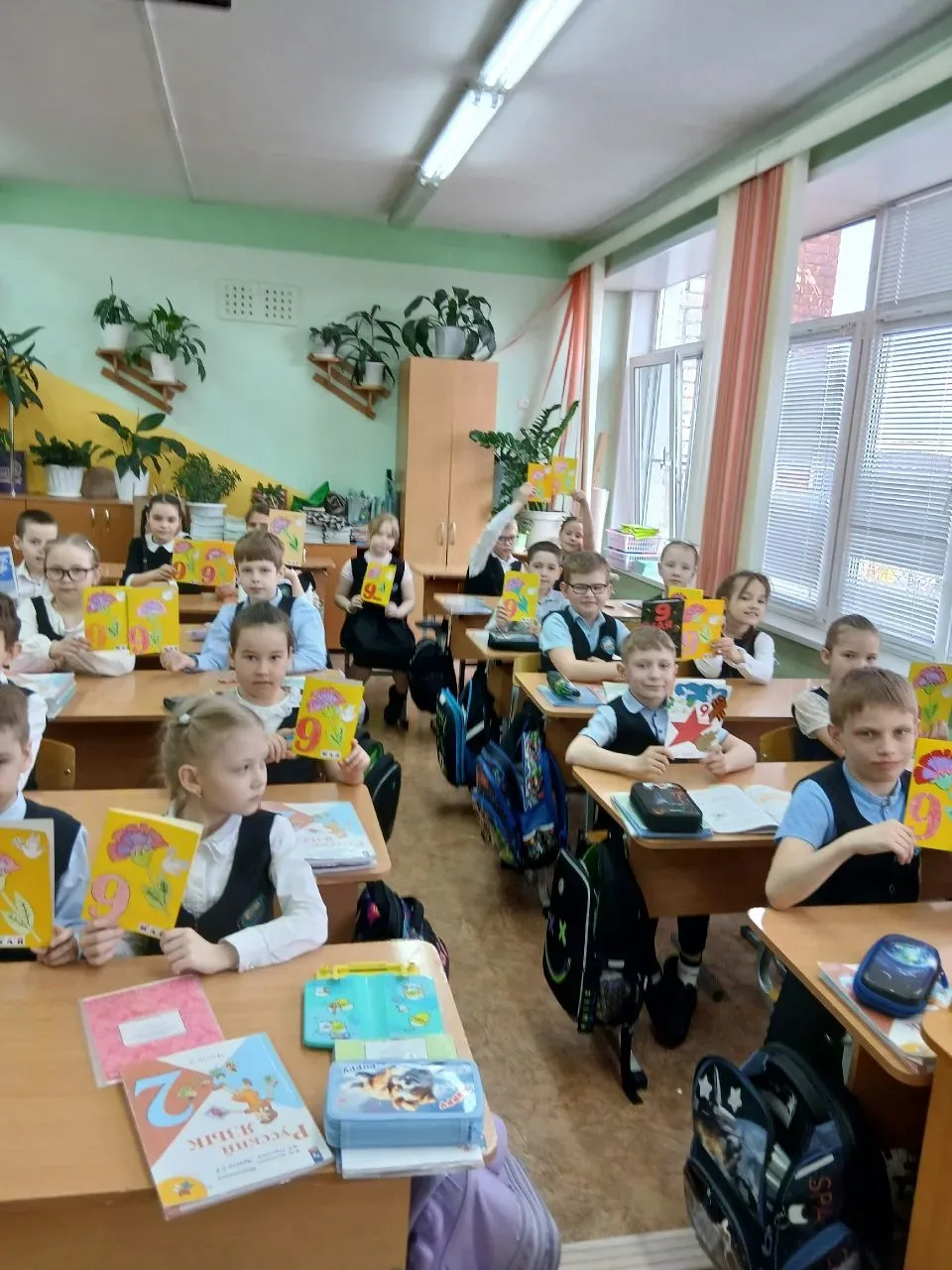 Акция «Открытка ветерану» 📝В преддверии Дня Победы совместно с «Движением Первых» наши школьники уча