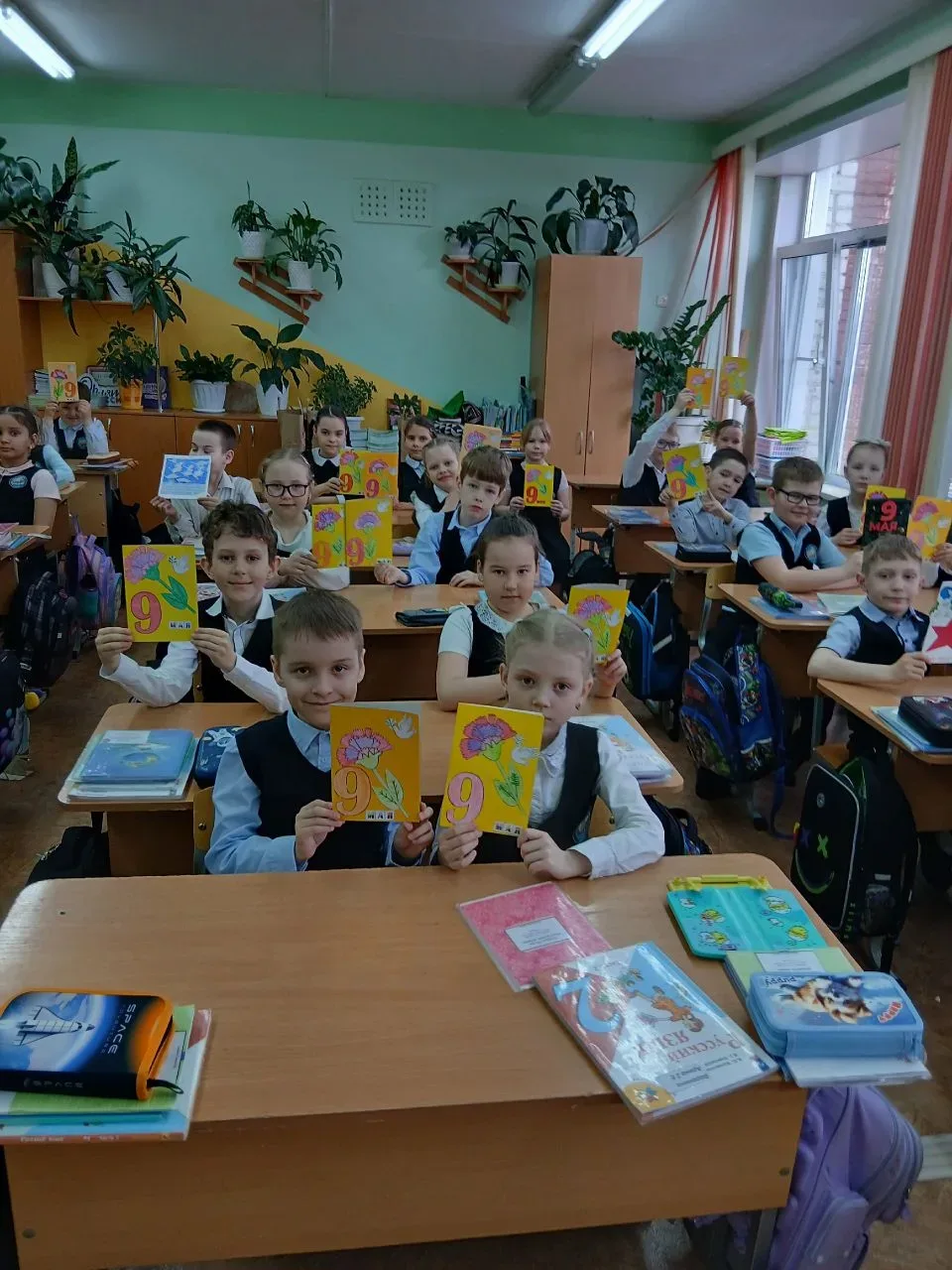 Акция «Открытка ветерану» 📝В преддверии Дня Победы совместно с «Движением Первых» наши школьники уча
