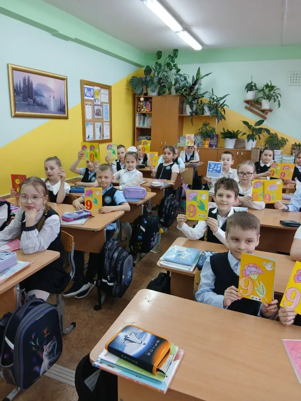 Акция «Открытка ветерану» 📝В преддверии Дня Победы совместно с «Движением Первых» наши школьники уча