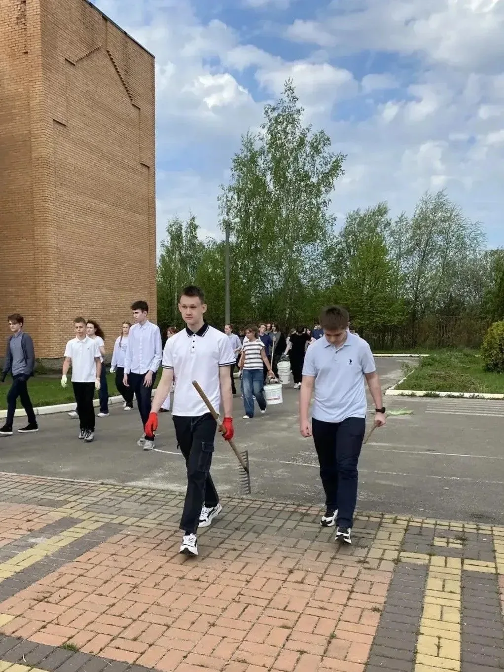 Субботник — это не про «надо», а про «вместе»! 8Л и 8м  показали, как можно с пользой провести время