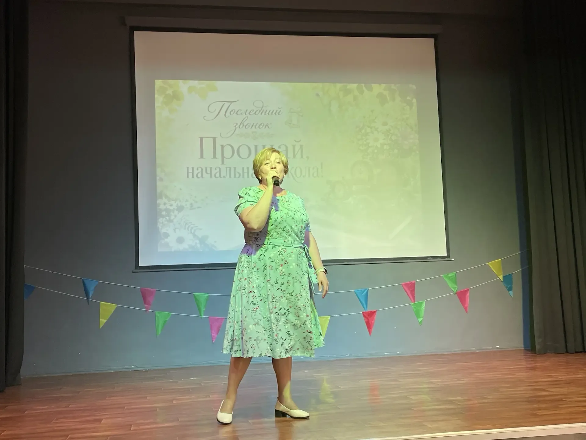 🔔 Прозвенел последний звонок для начальной школы! 🎉  Наши четвероклассники официально стали выпускни