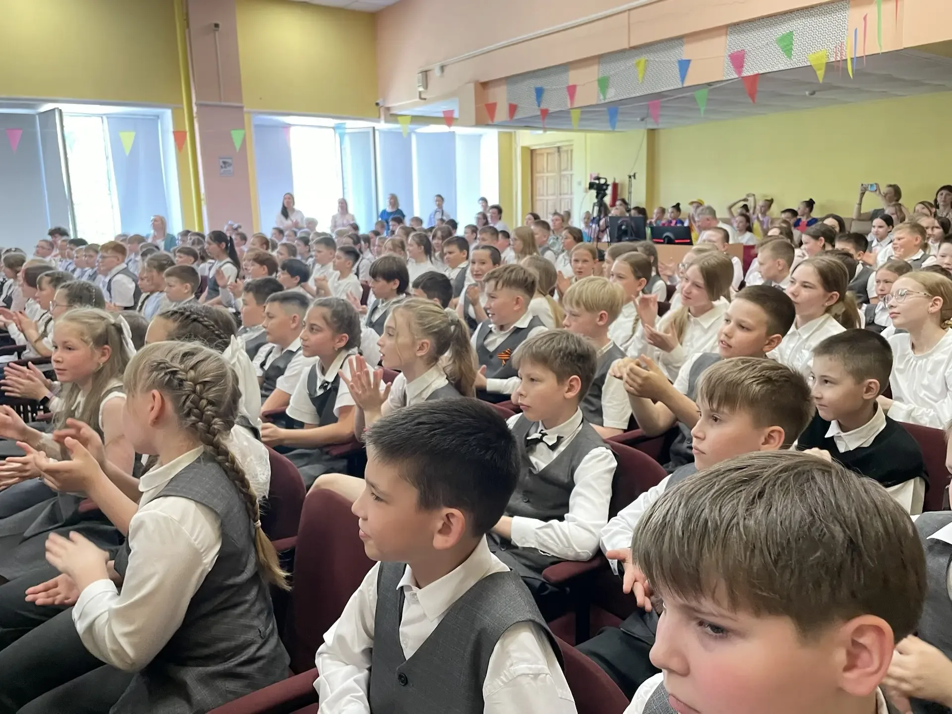 🔔 Прозвенел последний звонок для начальной школы! 🎉  Наши четвероклассники официально стали выпускни