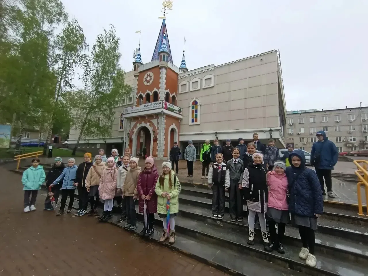 🎭Сегодня, 12 мая, наша начальная школа съездила в Театр кукол на спектакль «Дело трёх поросят». 🐷  Д