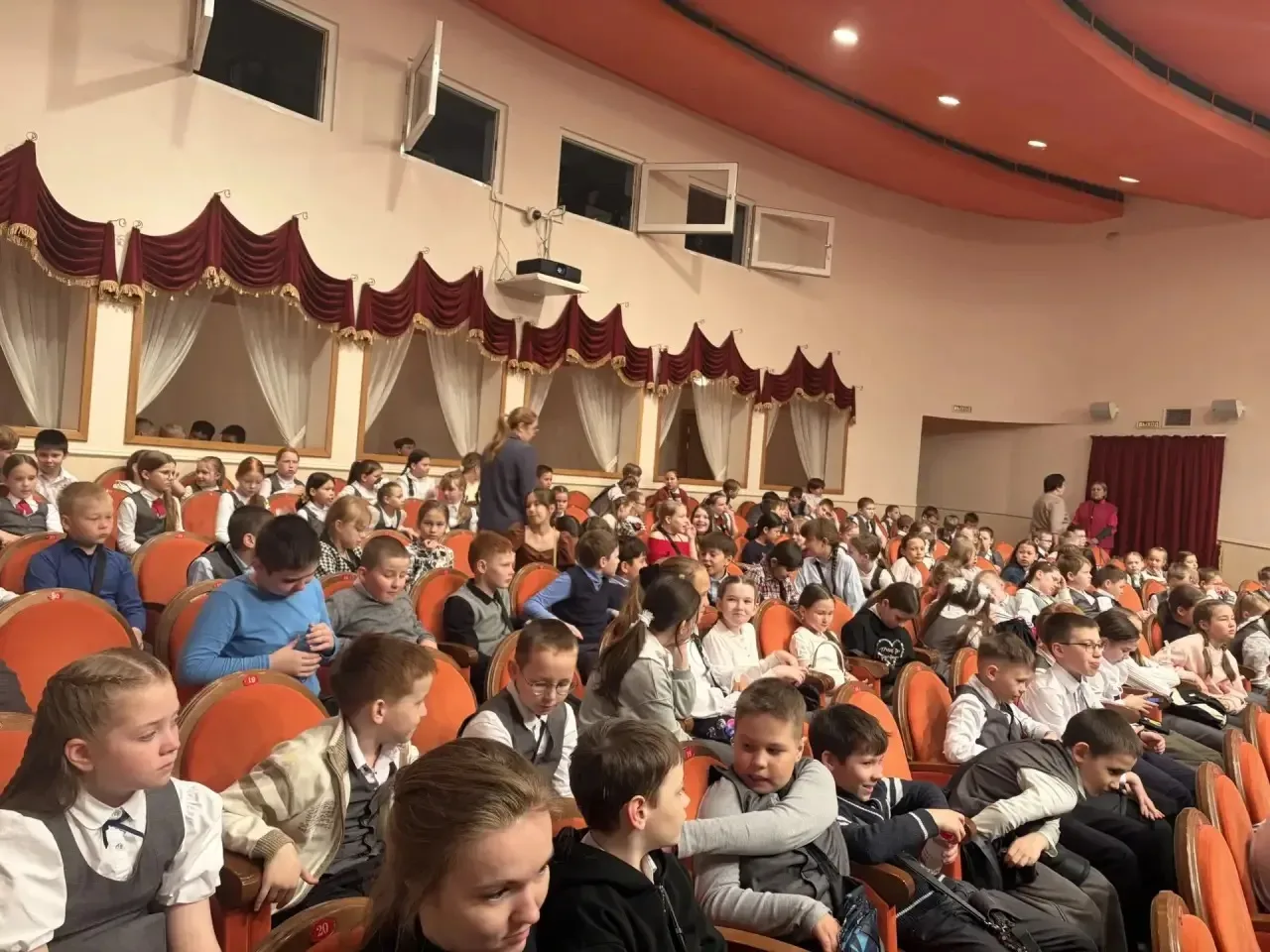 🎭Сегодня, 12 мая, наша начальная школа съездила в Театр кукол на спектакль «Дело трёх поросят». 🐷  Д