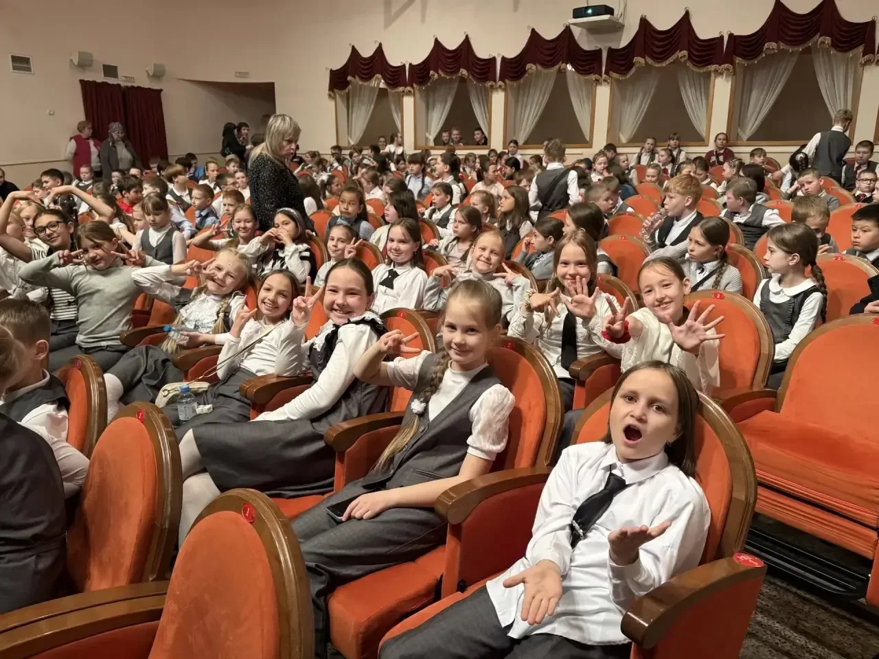 🎭Сегодня, 12 мая, наша начальная школа съездила в Театр кукол на спектакль «Дело трёх поросят». 🐷  Д