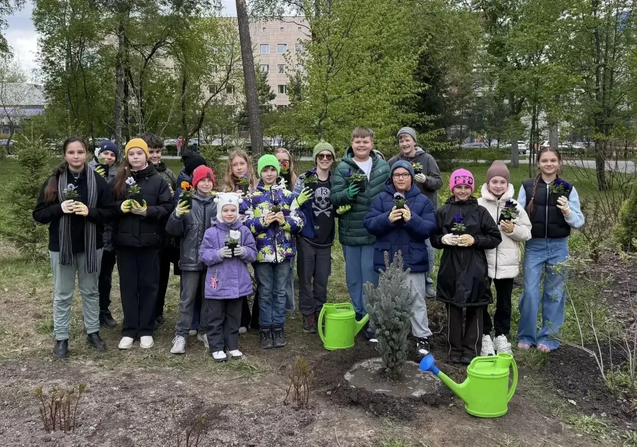 Добрый след на земле: 4В посадил ёлку в центральном парке! 🌲💚  В честь выпускного года ученики 4 «В»