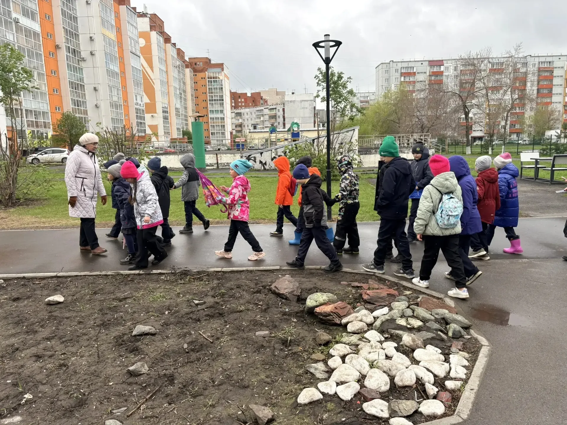 Ребята 1 а класса сходили на экскурсию по Рудничному району. Узнали об истории школы, проспекта Шахт