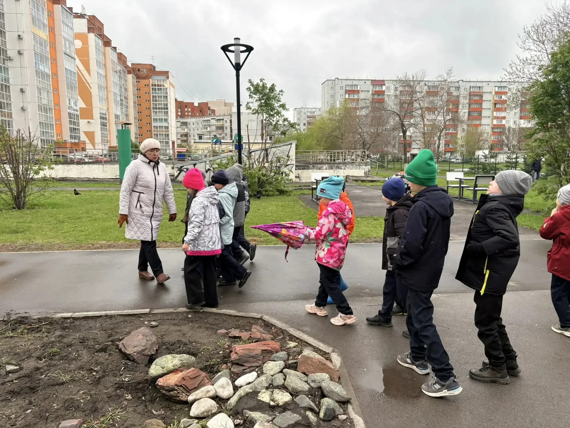 Ребята 1 а класса сходили на экскурсию по Рудничному району. Узнали об истории школы, проспекта Шахт