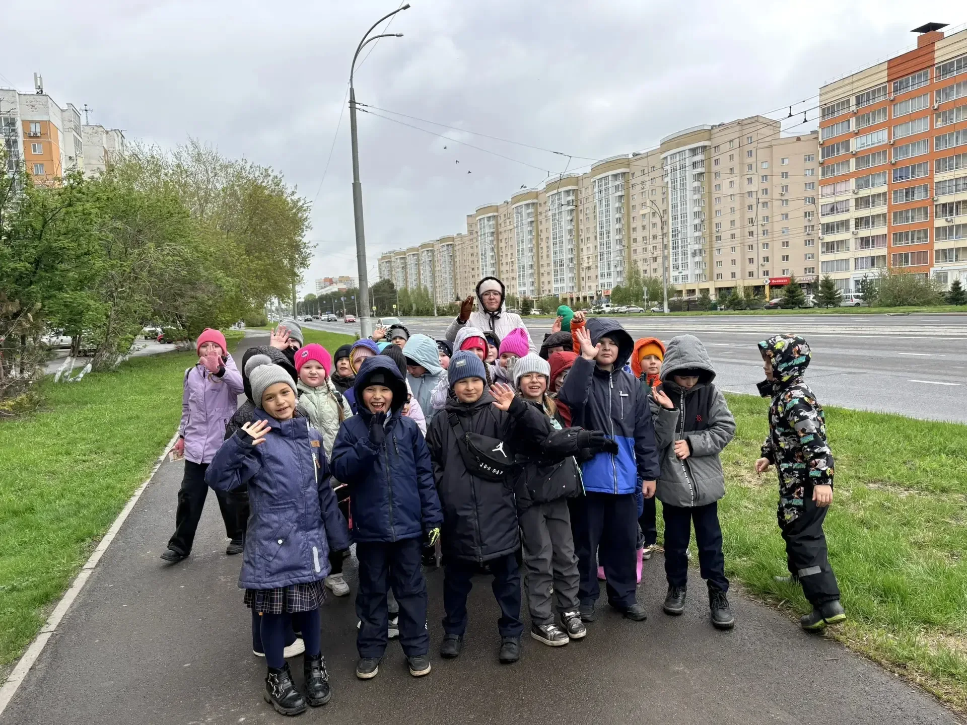 Ребята 1 а класса сходили на экскурсию по Рудничному району. Узнали об истории школы, проспекта Шахт