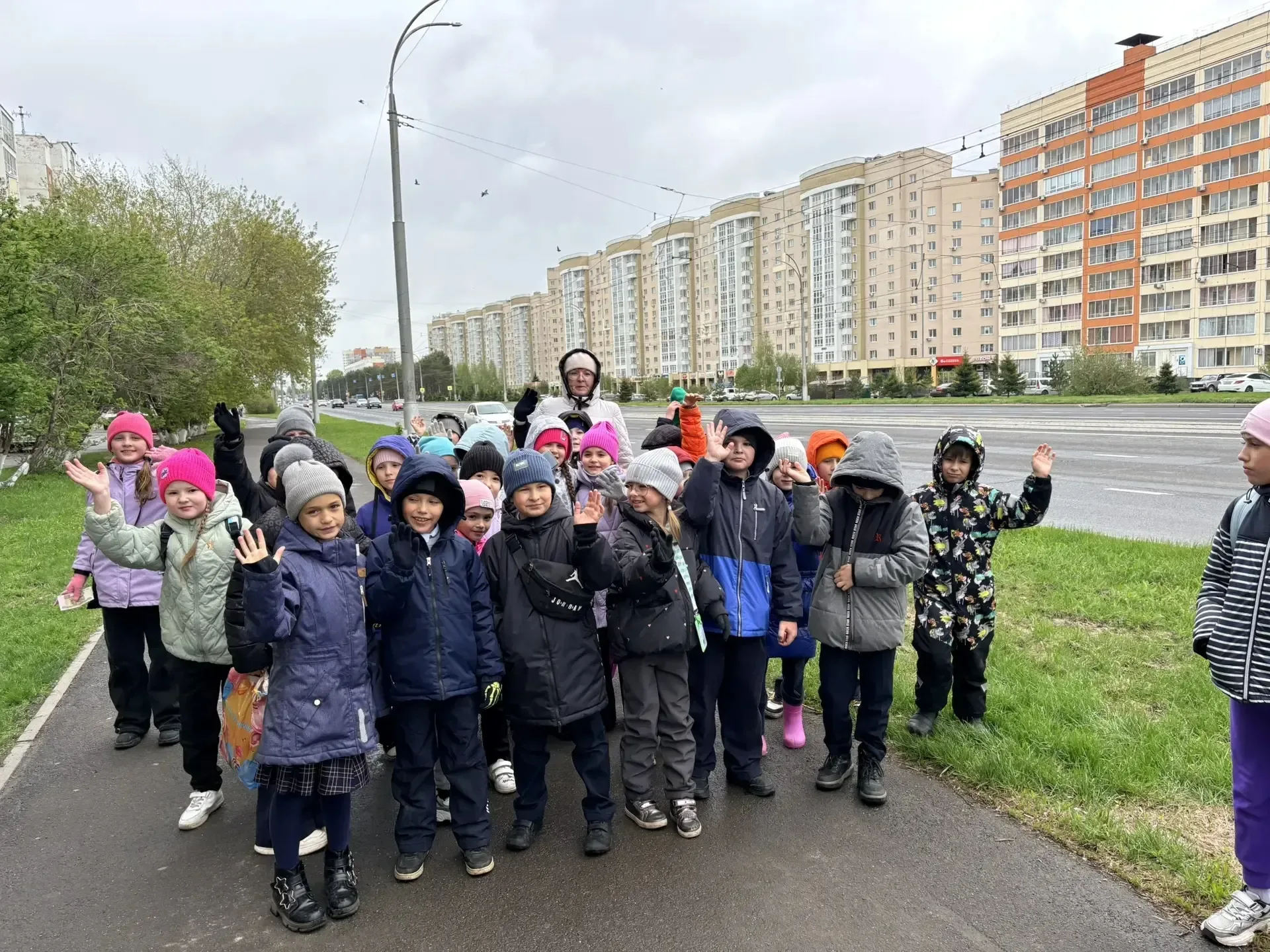 Ребята 1 а класса сходили на экскурсию по Рудничному району. Узнали об истории школы, проспекта Шахт