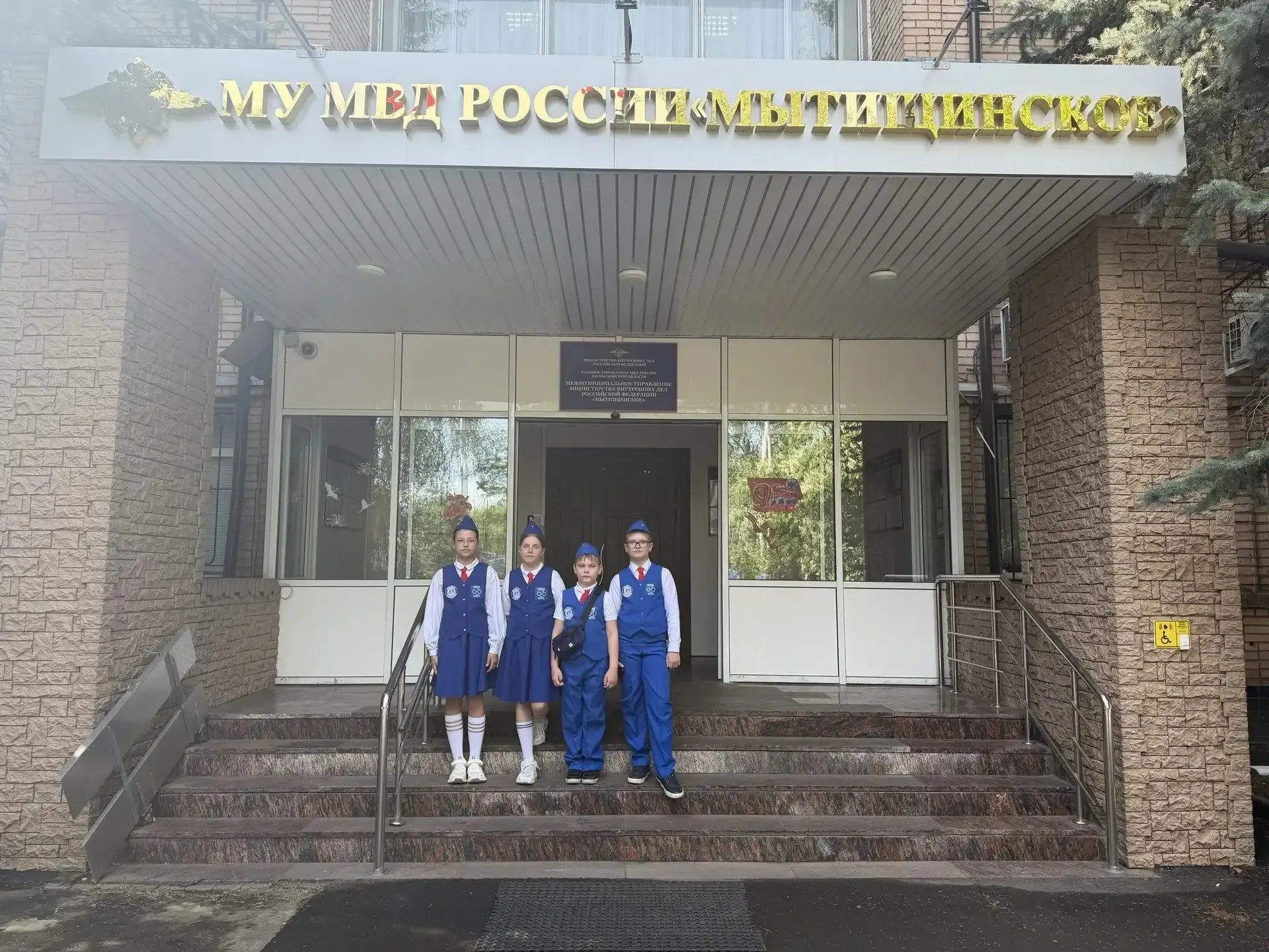 🚦 Юные инспекторы движения в музее полиции Сегодня активисты отряда ЮИД «Перекрёсток» посетили музей