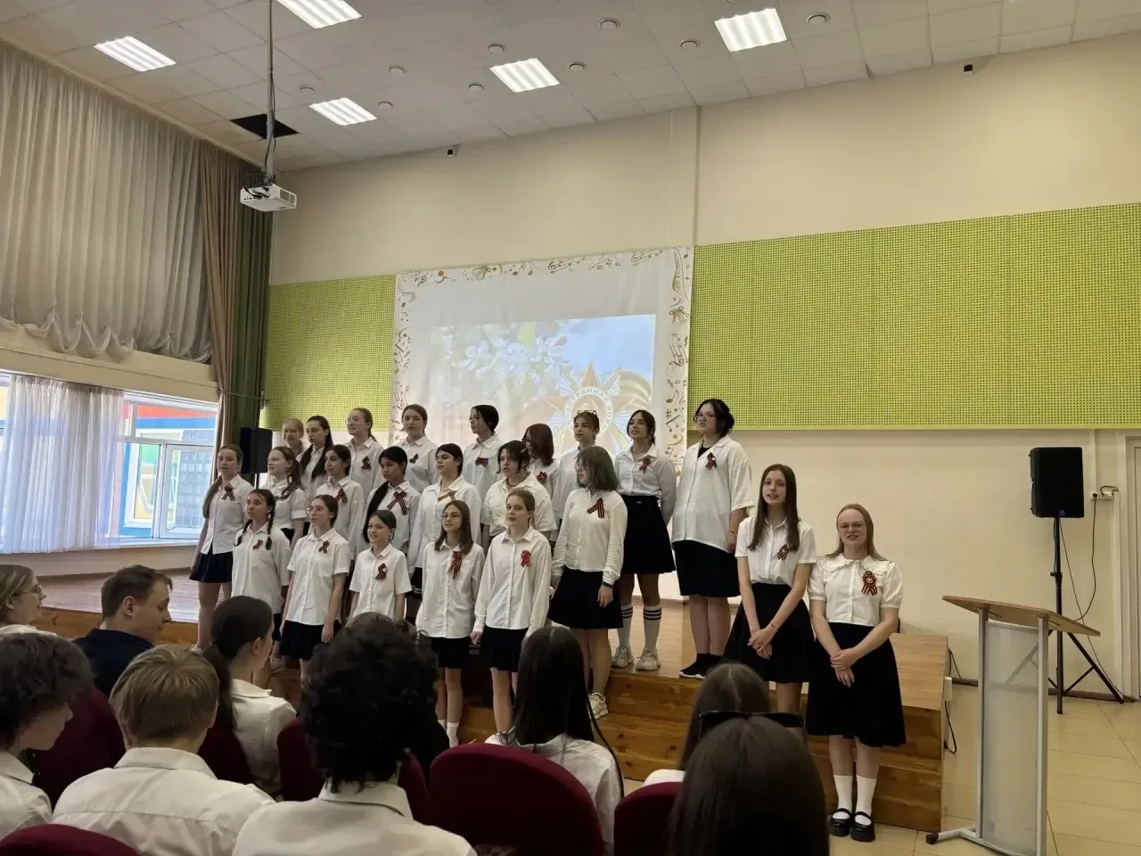 «Помнить, чтобы жить: школьники почтили память защитников Тулы» 🇷🇺 Под стук метронома в нашей школе 
