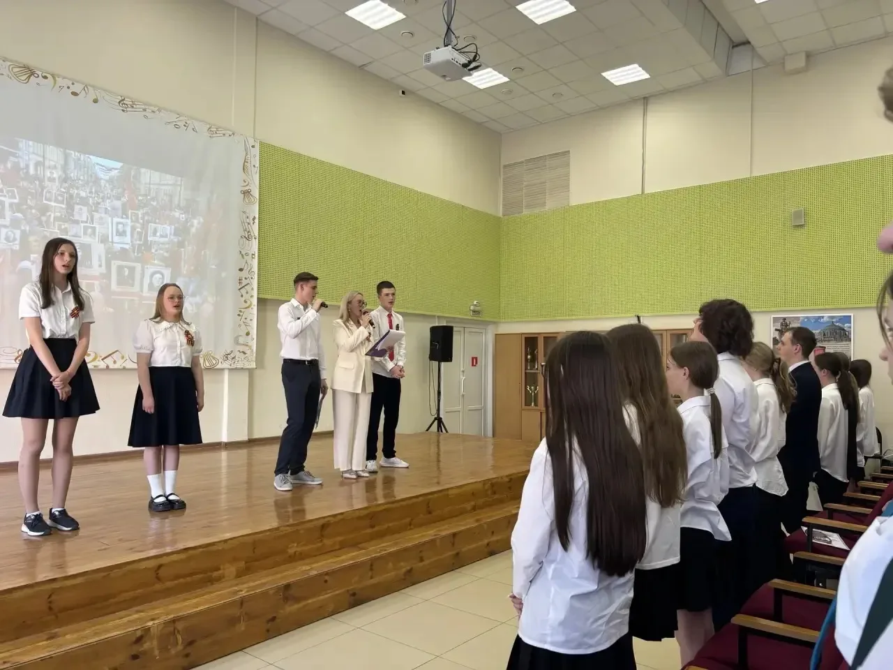 «Помнить, чтобы жить: школьники почтили память защитников Тулы» 🇷🇺 Под стук метронома в нашей школе 