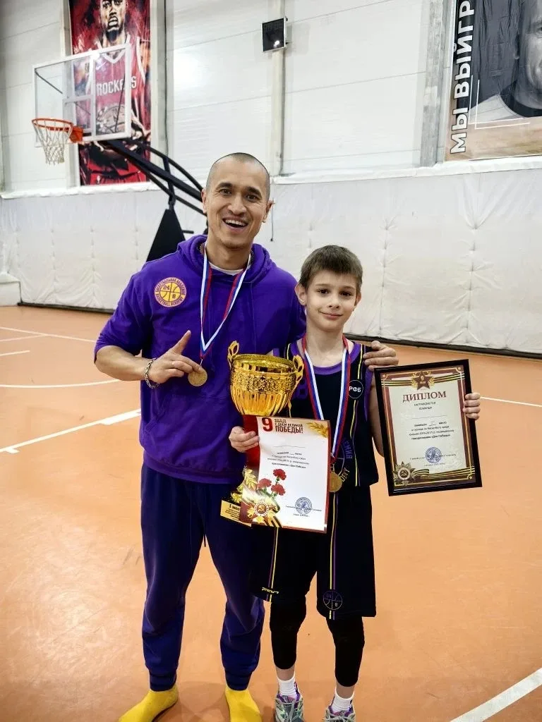 🥇 Победа юных баскетболистов на турнире в Ачинске!  С 9 по 12 мая в городе Ачинске прошёл турнир по 