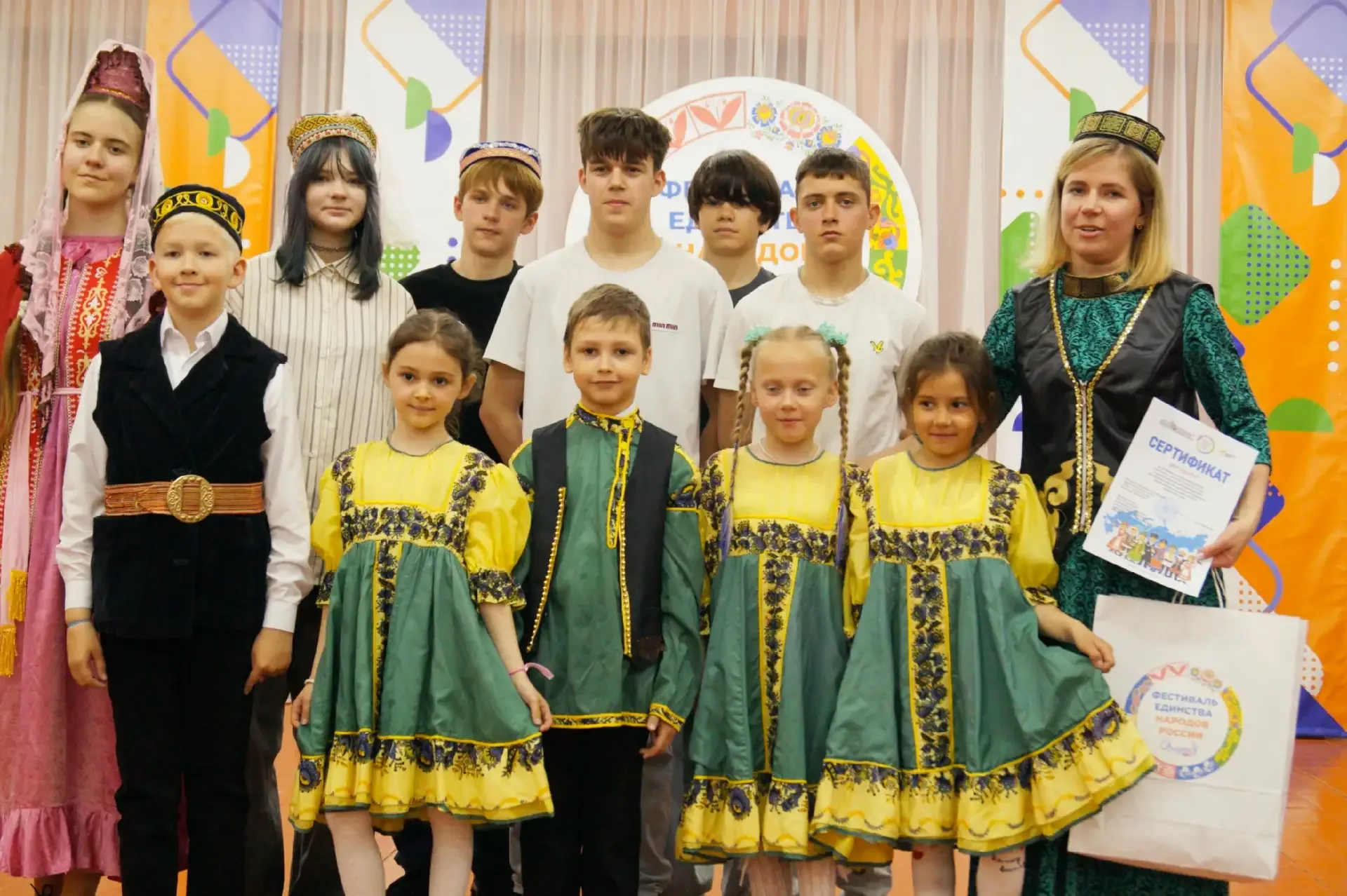 #ЕдинствоНародовРоссии 🪽Фестиваль «Единство народов России» объединил Орлят города Волжского   Друзь