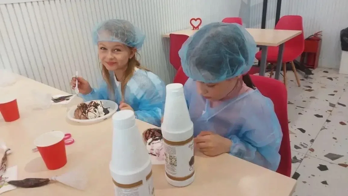🍦 🚌Путешествие в мир мороженого!  🏭Ученики 1 «Д» класса побывали на фабрике мороженого «Чистая линия
