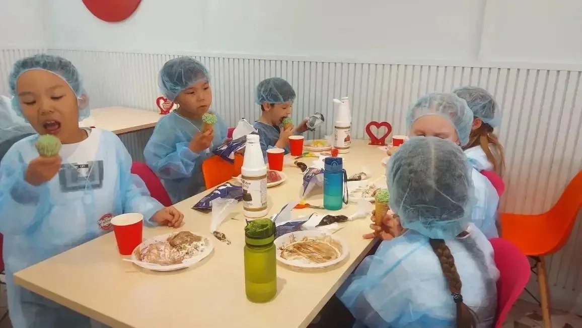 🍦 🚌Путешествие в мир мороженого!  🏭Ученики 1 «Д» класса побывали на фабрике мороженого «Чистая линия