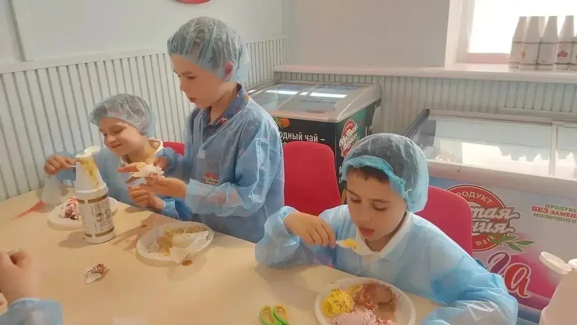 🍦 🚌Путешествие в мир мороженого!  🏭Ученики 1 «Д» класса побывали на фабрике мороженого «Чистая линия