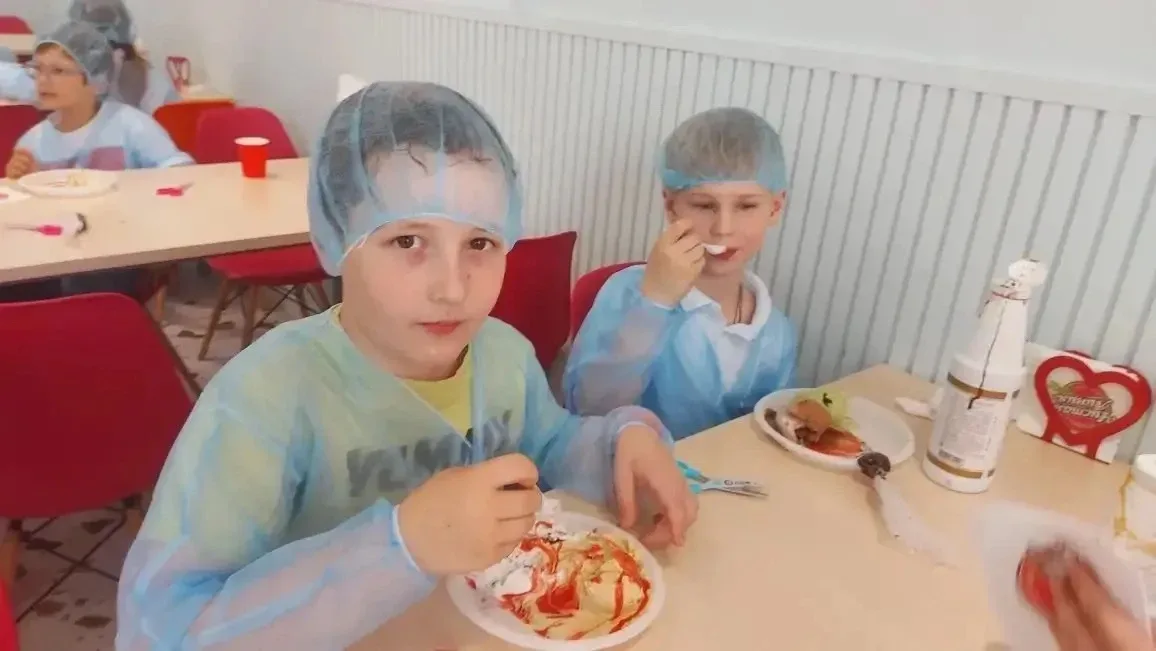 🍦 🚌Путешествие в мир мороженого!  🏭Ученики 1 «Д» класса побывали на фабрике мороженого «Чистая линия