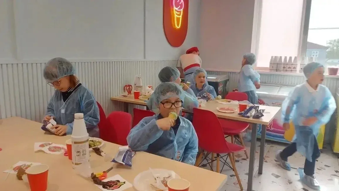 🍦 🚌Путешествие в мир мороженого!  🏭Ученики 1 «Д» класса побывали на фабрике мороженого «Чистая линия