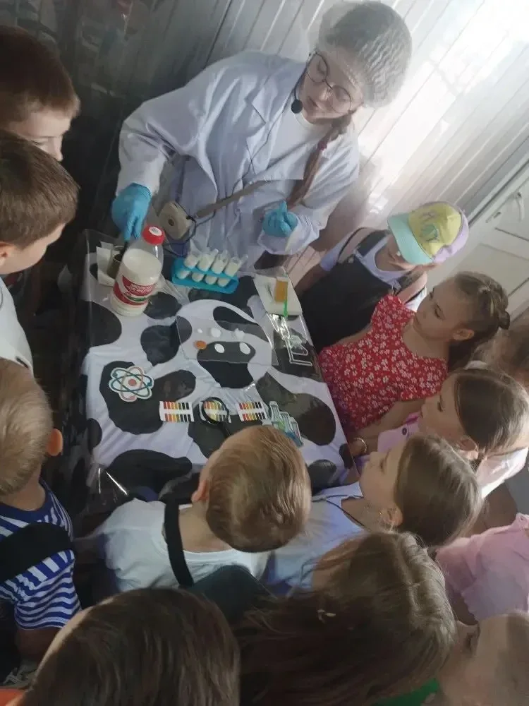🐮 🚌Вкусное путешествие в мир молока и сырков!  17 мая 1ж класс побывал в удивительном «Музее молока 