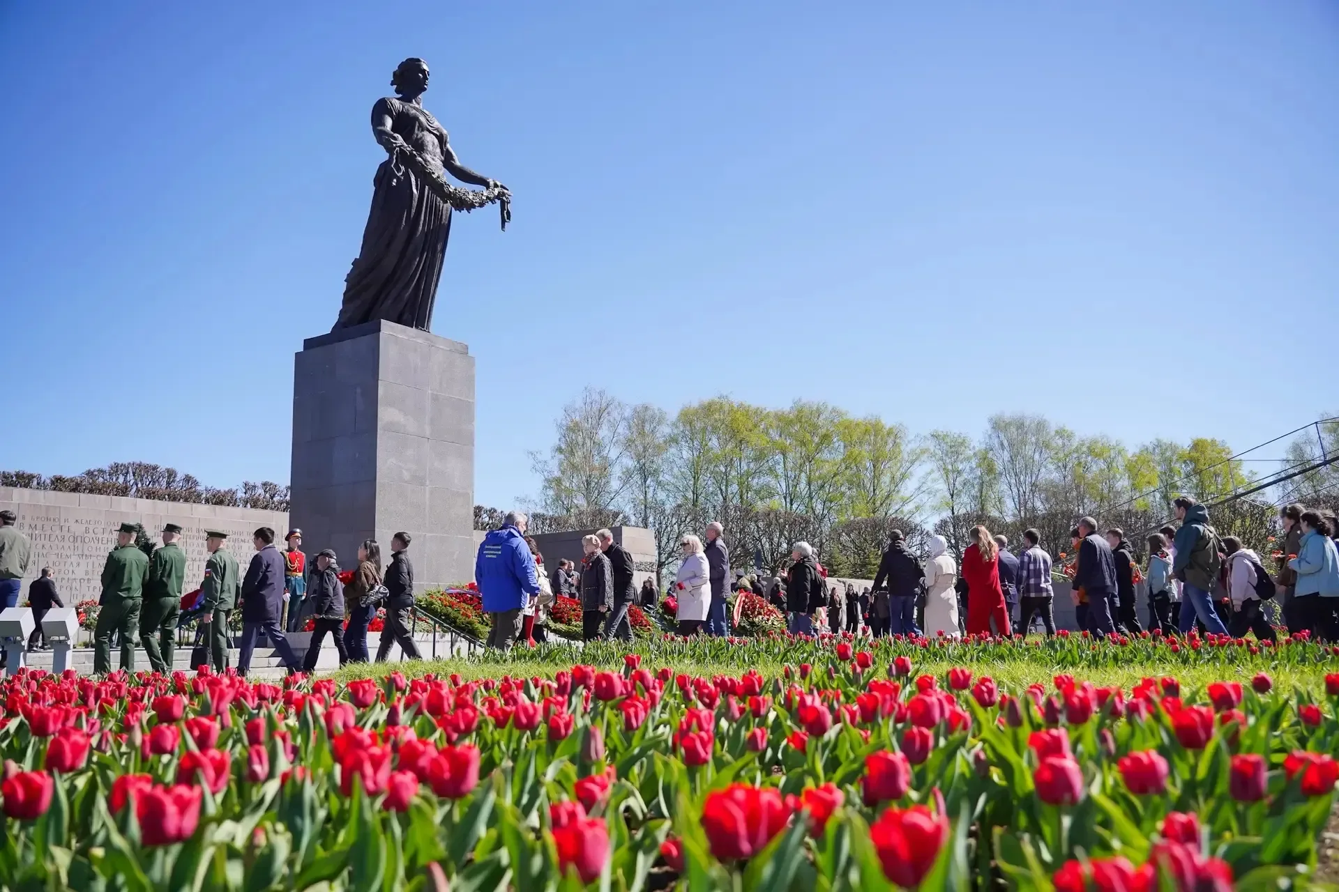 В канун 81-й годовщины Великой Победы на Пискарёвском мемориальном кладбище почтили память павших во