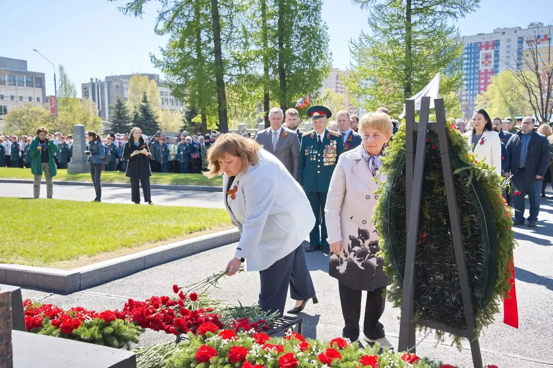 В канун 81-й годовщины Великой Победы на Пискарёвском мемориальном кладбище почтили память павших во