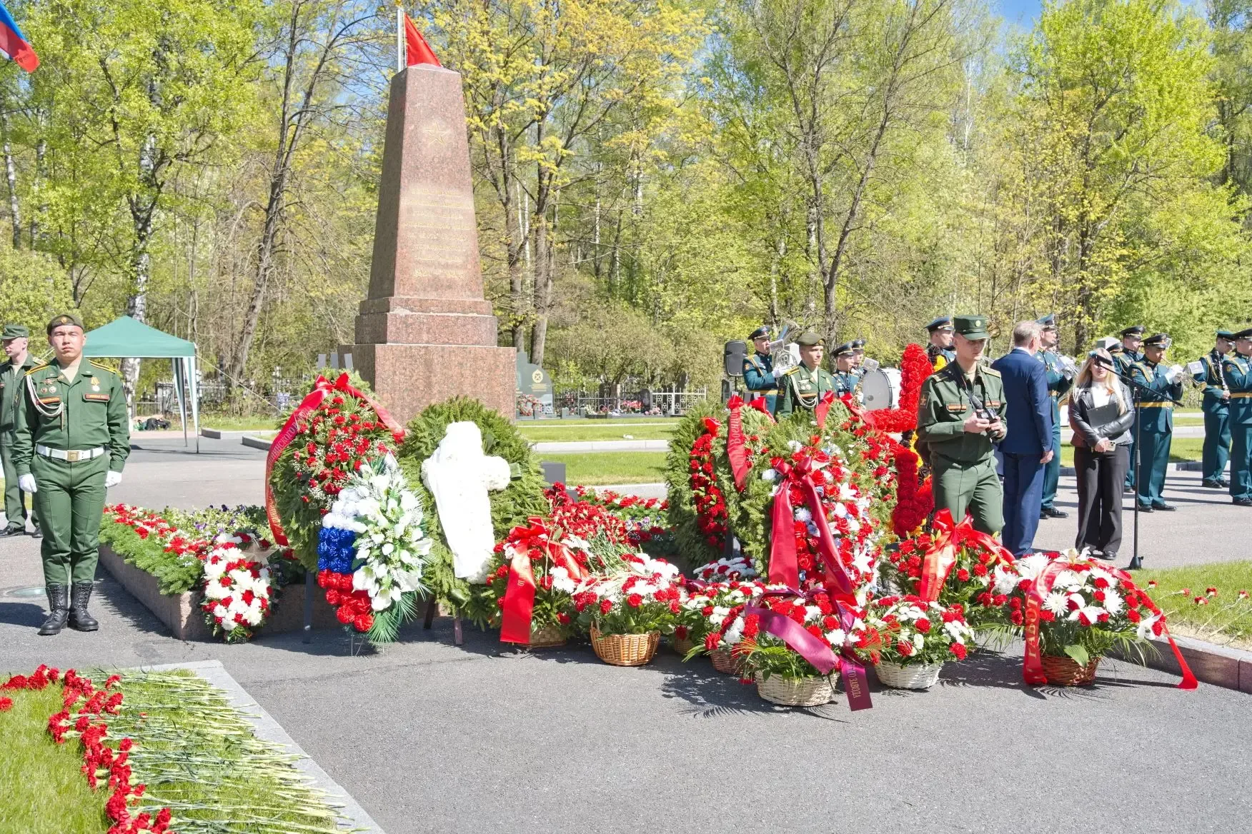 В канун 81-й годовщины Великой Победы на Пискарёвском мемориальном кладбище почтили память павших во