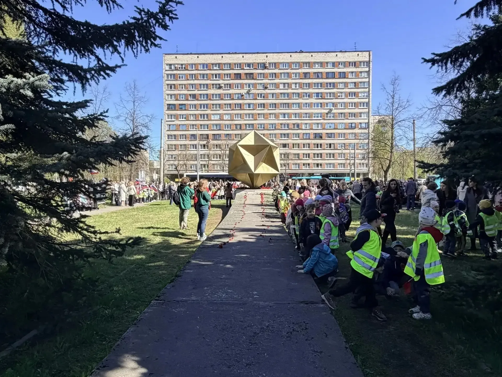 В канун 81-й годовщины Великой Победы на Пискарёвском мемориальном кладбище почтили память павших во