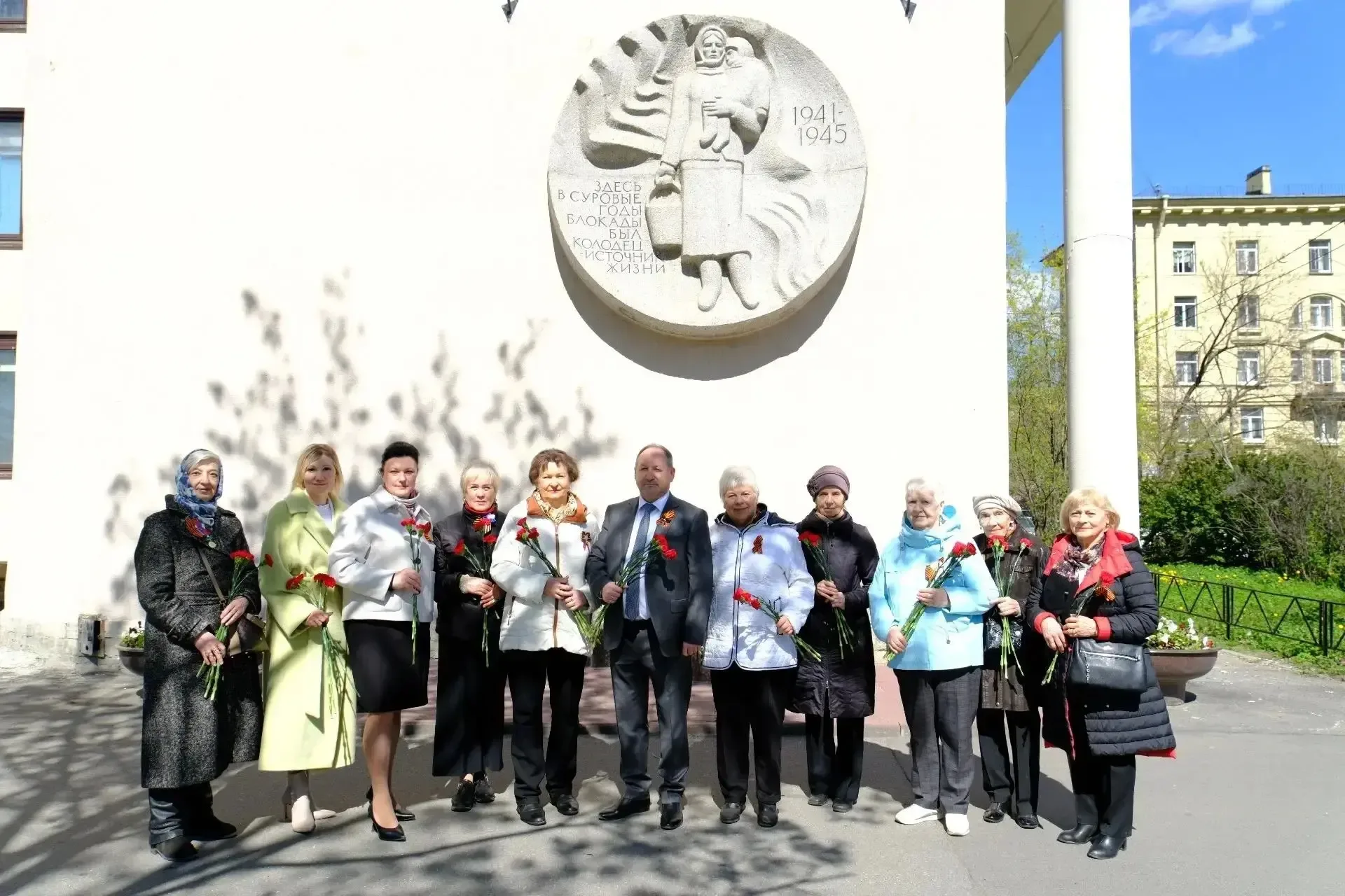 В канун 81-й годовщины Великой Победы на Пискарёвском мемориальном кладбище почтили память павших во