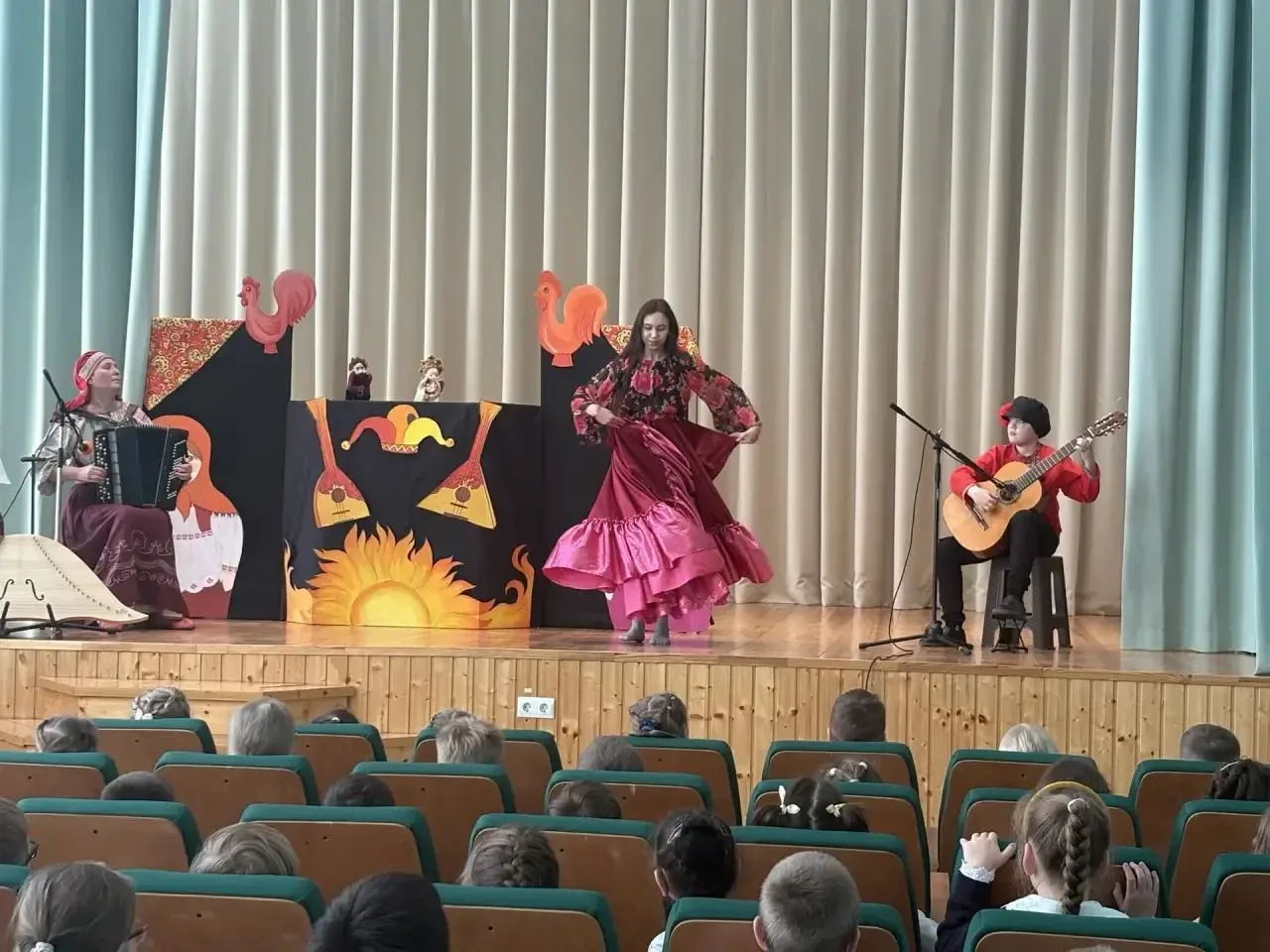 Премьера "Царевны Несмеяны" покорила сердца зрителей! 🎭✨  ✨Вчера в нашей школе царила атмосфера наст