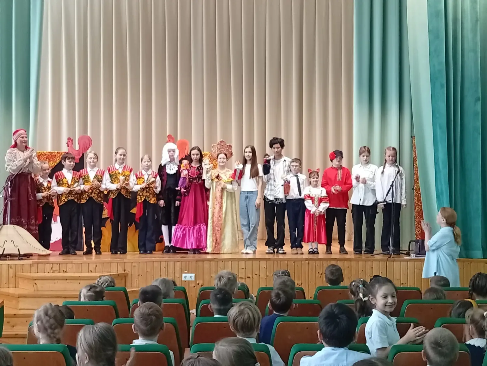 Премьера "Царевны Несмеяны" покорила сердца зрителей! 🎭✨  ✨Вчера в нашей школе царила атмосфера наст