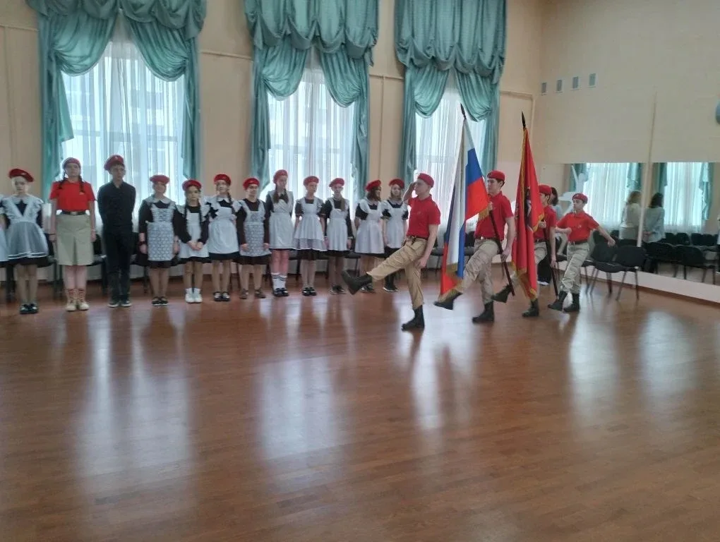 Будь Первым!  Мы — ЮНАРМИЯ!  🇷🇺 В актовом зале нашей школы прошла торжественная церемония вступления