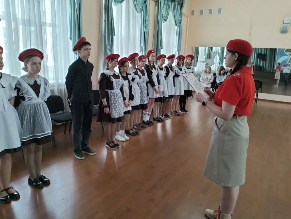 Будь Первым!  Мы — ЮНАРМИЯ!  🇷🇺 В актовом зале нашей школы прошла торжественная церемония вступления